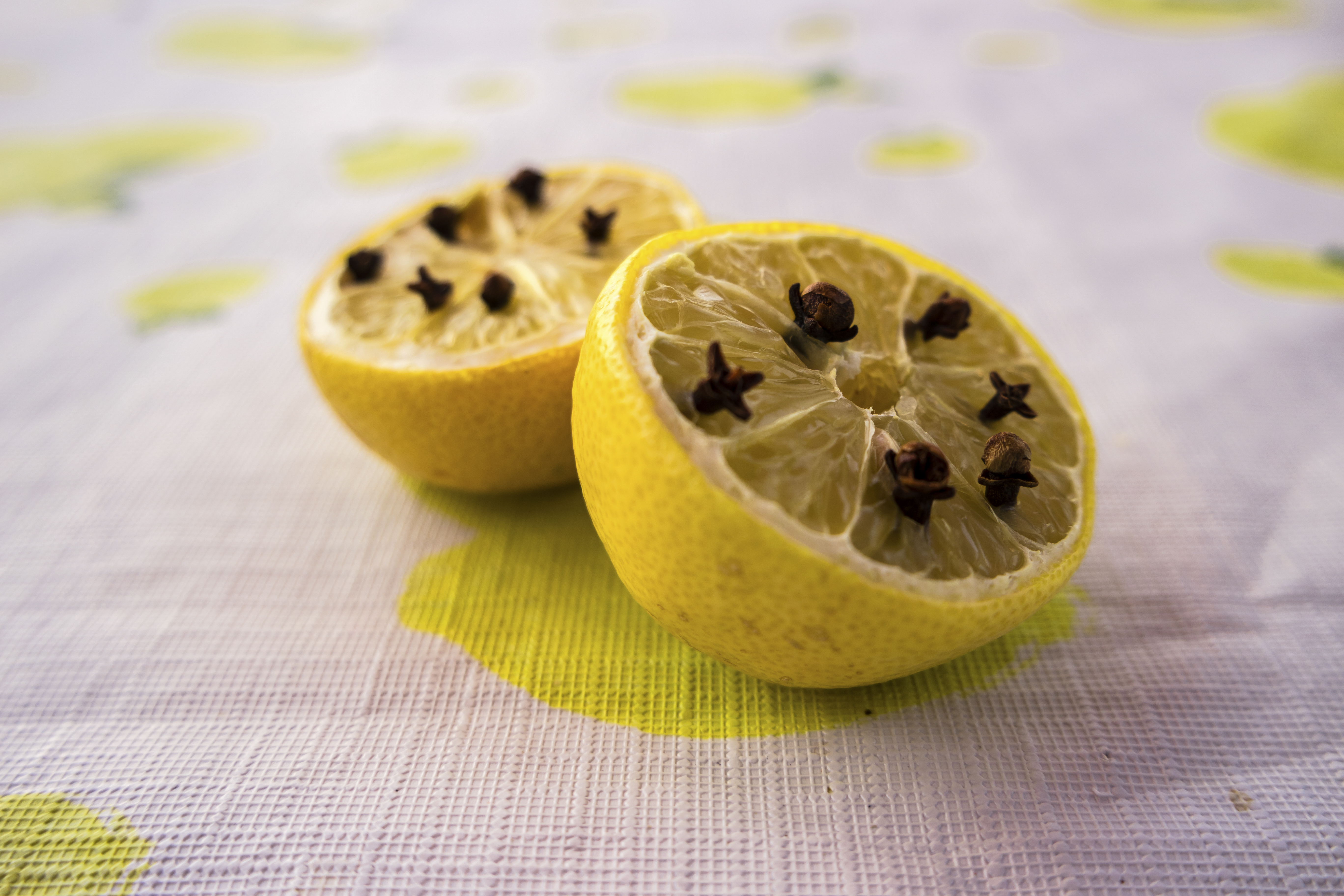 Le citron et les clous de girofle peuvent également être utiles pour éloigner les mouches.