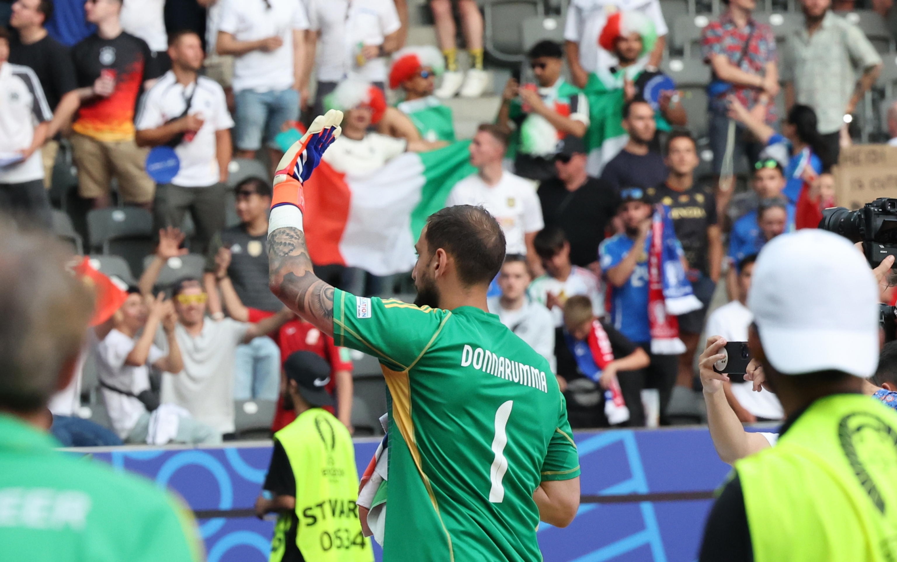 epa11445727 Le gardien de but italien Gianluigi Donnarumma applaudit ses supporters après avoir perdu le match de football de l'UEFA EURO 2024 Round of 16 entre la Suisse et l'Italie, à Berlin, en Allemagne, le 29 juin 2024. EPA/ABEDIN TAHERKENAREH