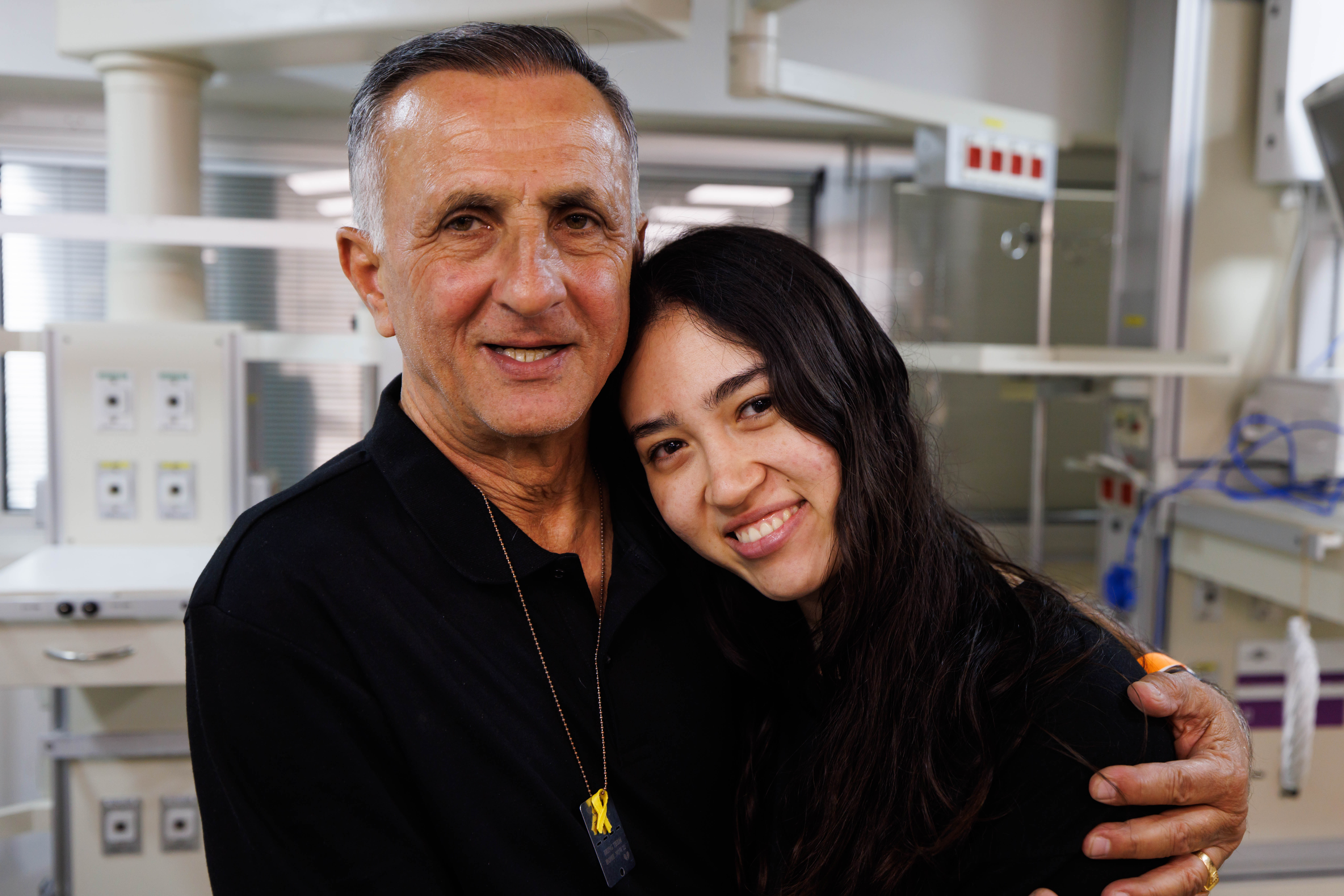 Noa Argamani retrouve son père Yaakov après avoir été secourue par l'armée israélienne
