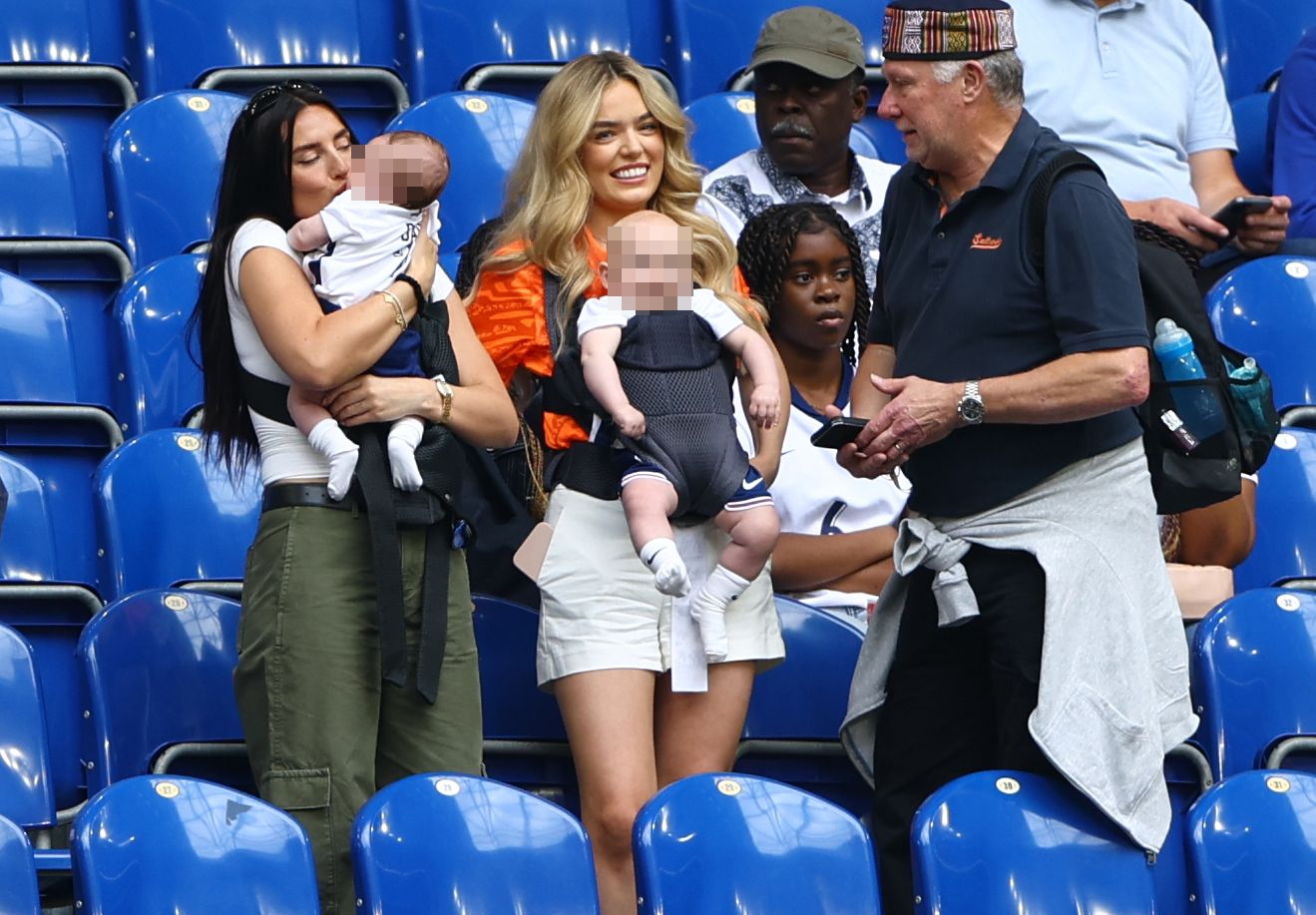 Annie Kilner, l'épouse de Kyle Walker, dans les tribunes pour le match de l'Angleterre avec leur fils nouveau-né Rezon