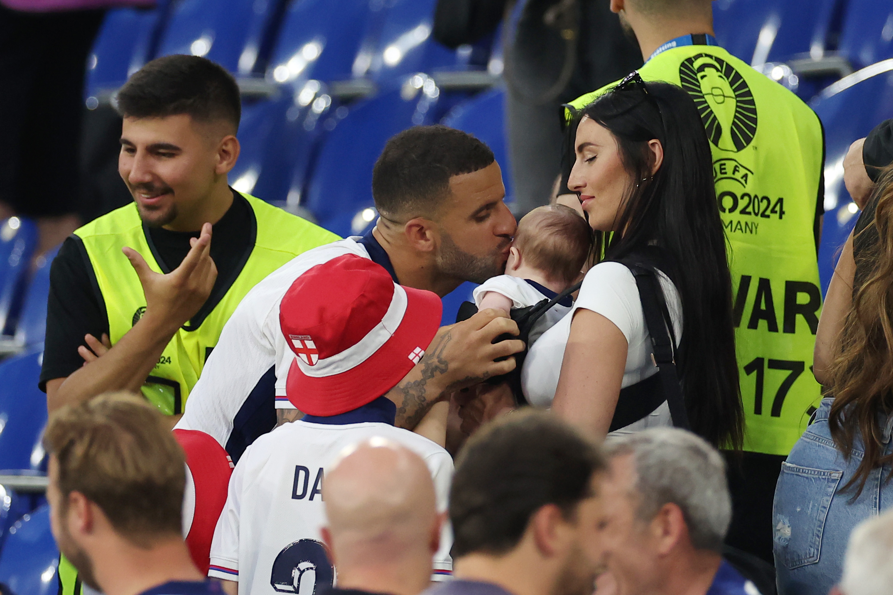 L'Anglais Kyle Walker embrasse son enfant avec sa femme Annie Kilner après le match