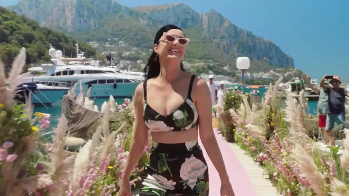 Katy Perry se déchaîne en Capri pour Dolce & Gabbana