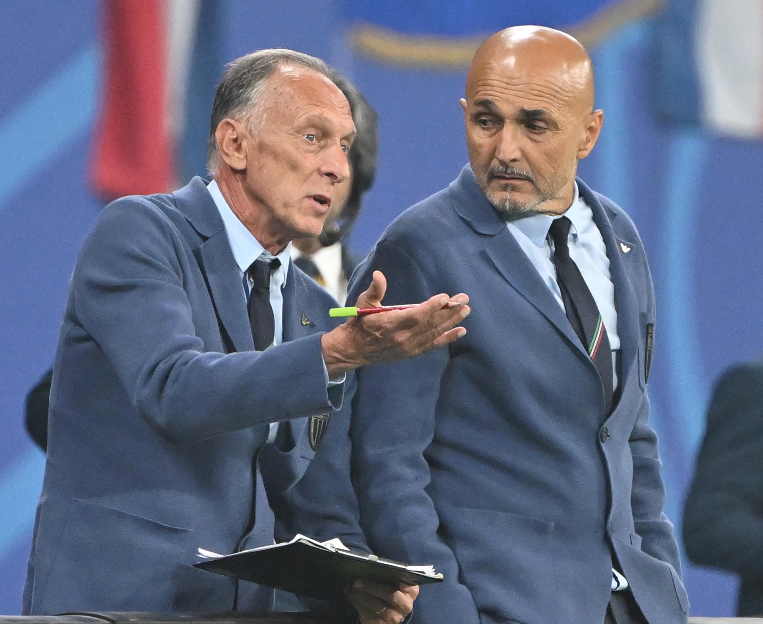 L'entraîneur de l'équipe nationale Luciano Spalletti (d) discute hier soir avec l'assistant technique Marco Domenichini lors du match Italie-Croatie, Leipzig, Allemagne, 25 juin 2024. ANSA/DANIEL DAL ZENNARO
