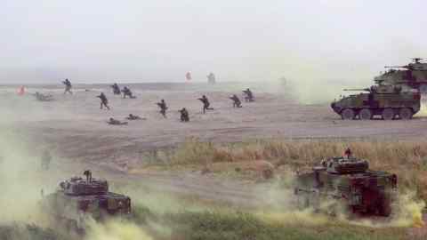 Des soldats participent aux exercices militaires annuels Han Kuang qui simulent des opérations anti-atterrissage près de la côte à New Taipei, dans le nord de Taiwan.