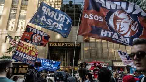 Les partisans de Trump se rassemblent devant la Trump Tower à New York, prêts à assister à une conférence de presse de l'ancien président.