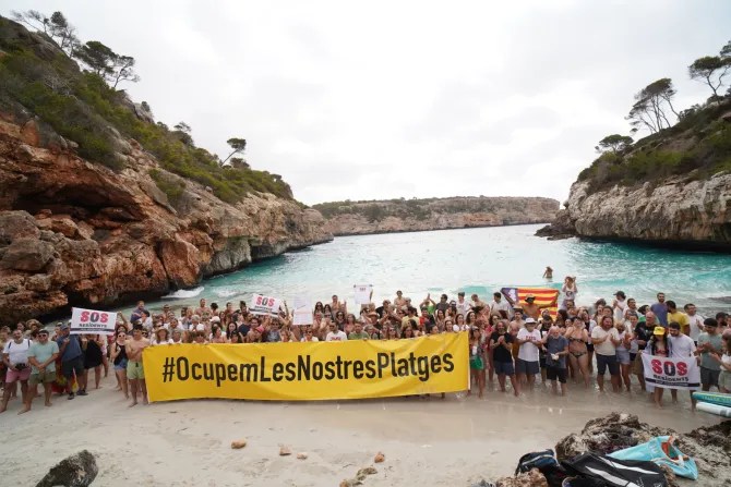 Des manifestants anti-touristes ont envahi une plage de Majorque célèbre sur Instagram