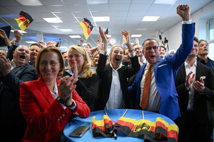 Alice Weidel et Tino Chrupalla, co-dirigeants du parti Alternative pour l'Allemagne, avec leurs partisans célébrant les résultats des élections au Parlement européen