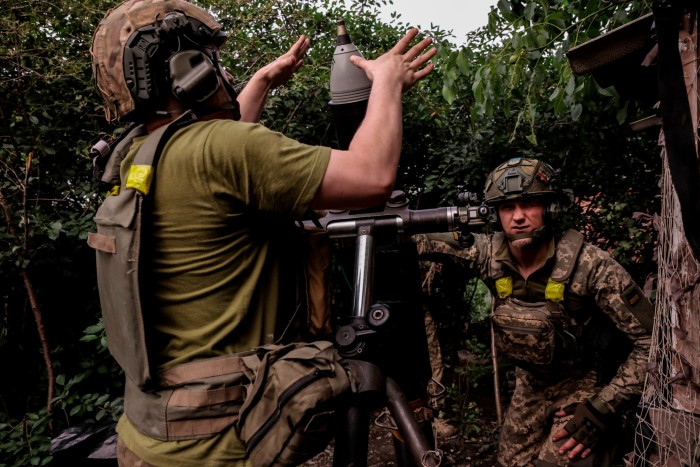 Des soldats ukrainiens chargent des mortiers de 120 mm à Donetsk