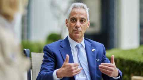 Rahm Emanuel fait des gestes lors d'une interview