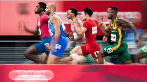 Fred Kerley des États-Unis et Marcell Jacobs d'Italie participent à la finale masculine du 100 m au cours du 9e jour des Jeux Olympiques de Tokyo 2020