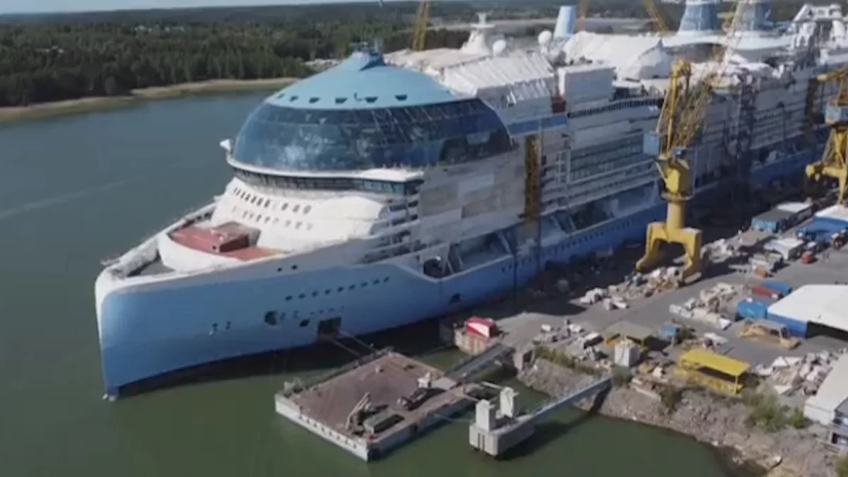 L'« Icône des mers » arrive, le plus grand navire de croisière du monde