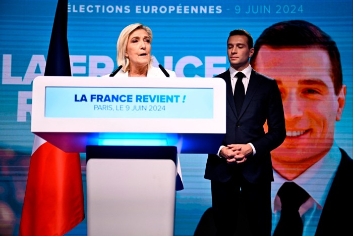 La chef du Rassemblement national, Marine Le Pen, à gauche, s'adresse à ses partisans tandis que son associé Jordan Bardella l'écoute à côté d'elle.