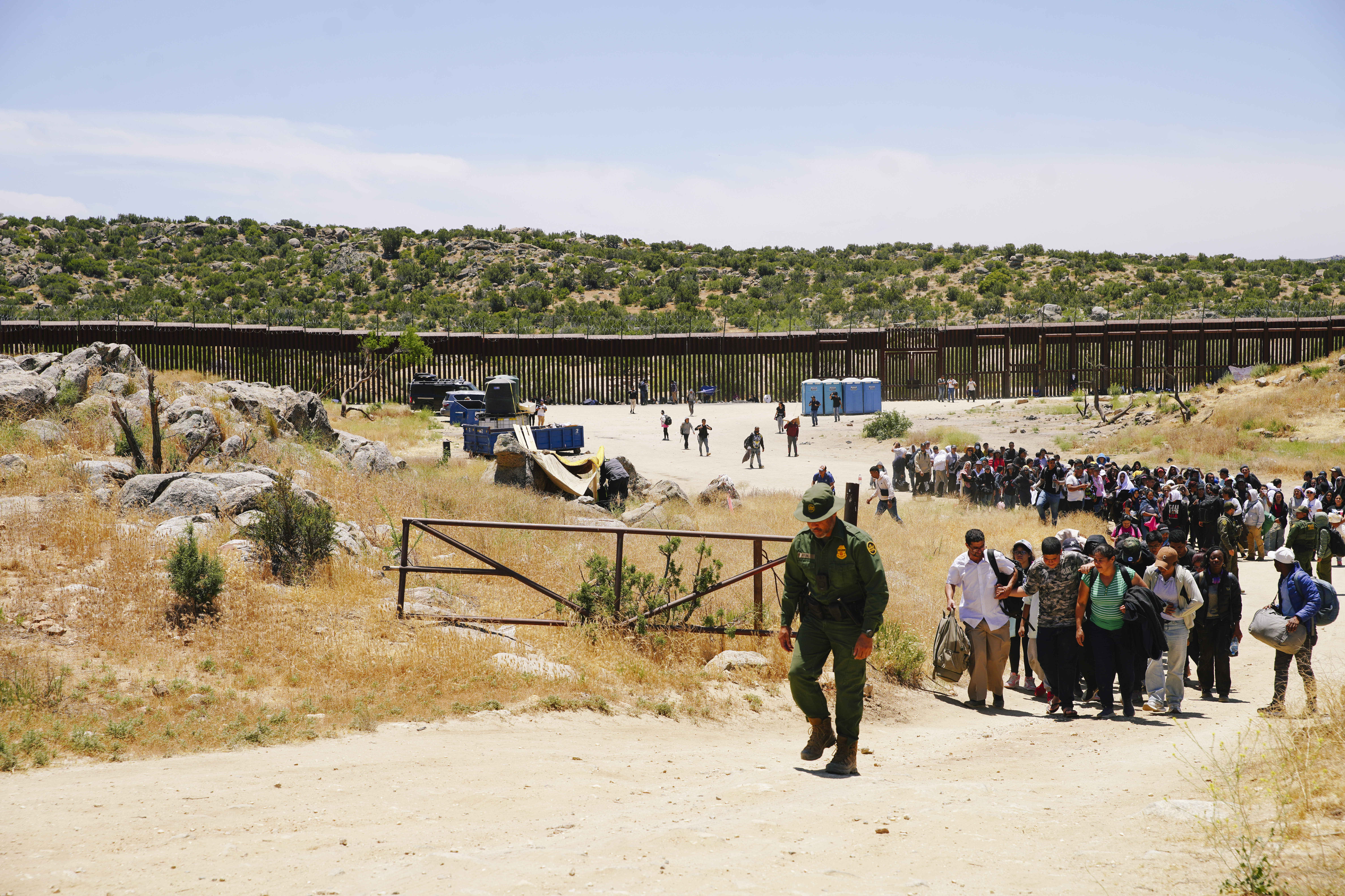 La police américaine de la patrouille frontalière intervient auprès des migrants traversant la frontière