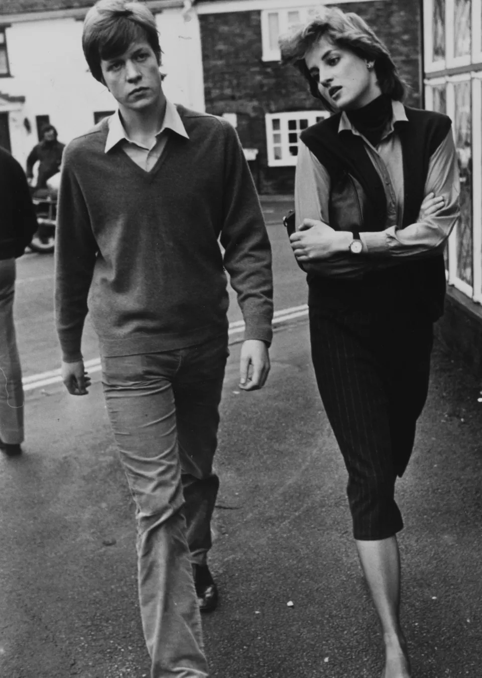 Charles Spencer se promenant avec sa sœur, alors Lady Diana Spencer, en 1980