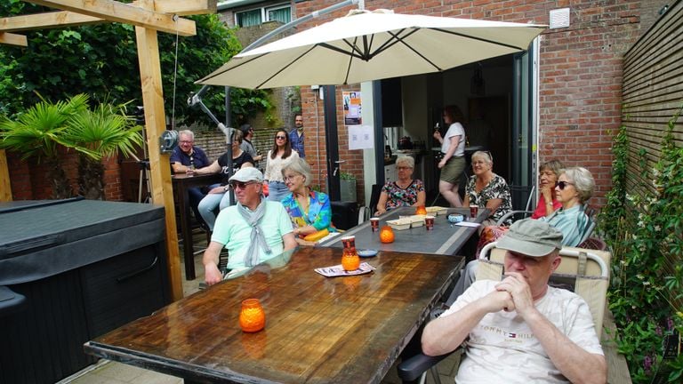 Le public dans le jardin de Gijs s'amuse à fond (photo : Rochelle Moes). 