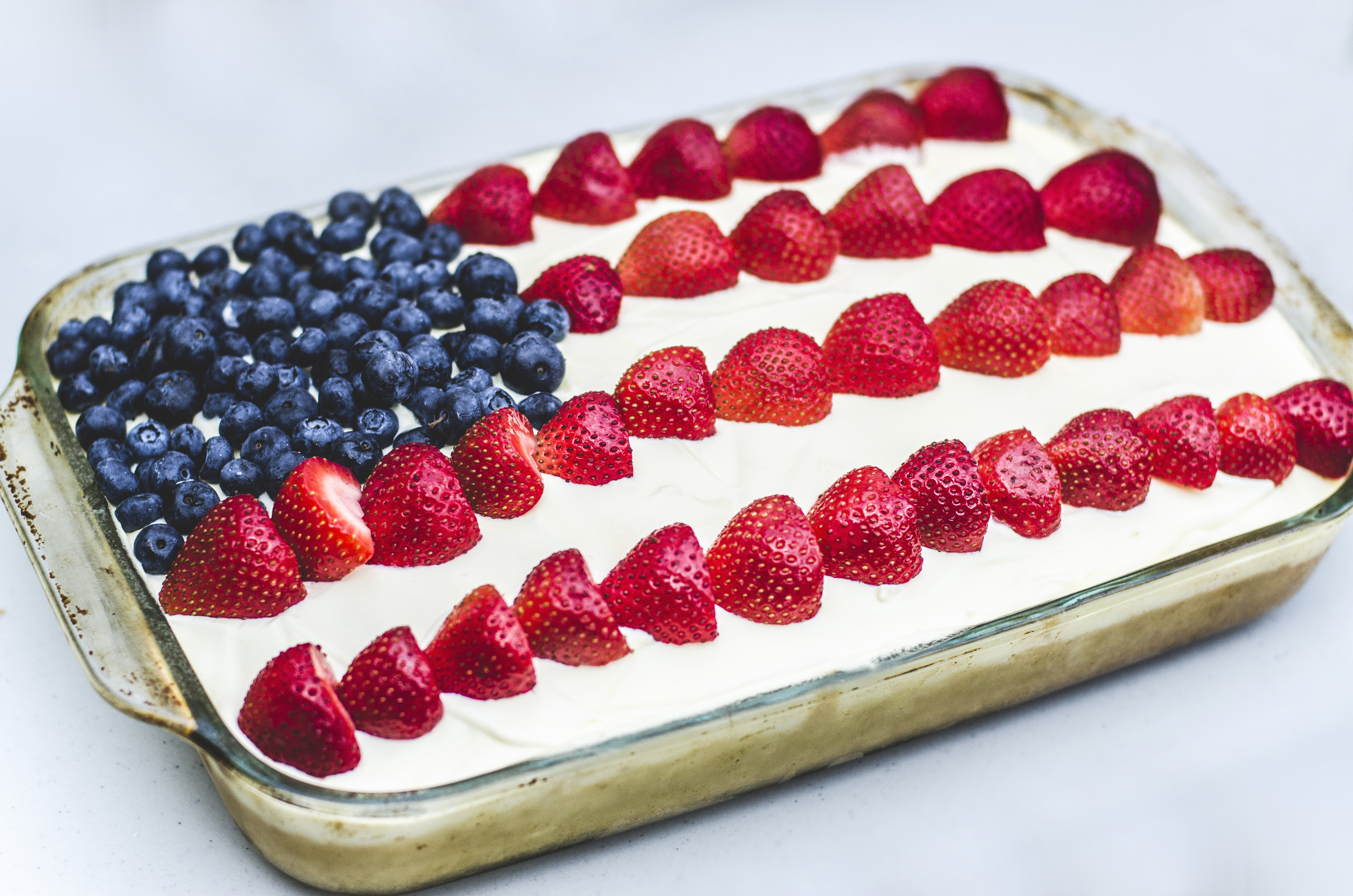 Ils ont décoré le gâteau préparé en forme de drapeau américain avec des fruits (Photo de stock)
