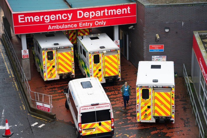 Des ambulances transportant des patients font la queue devant les urgences 