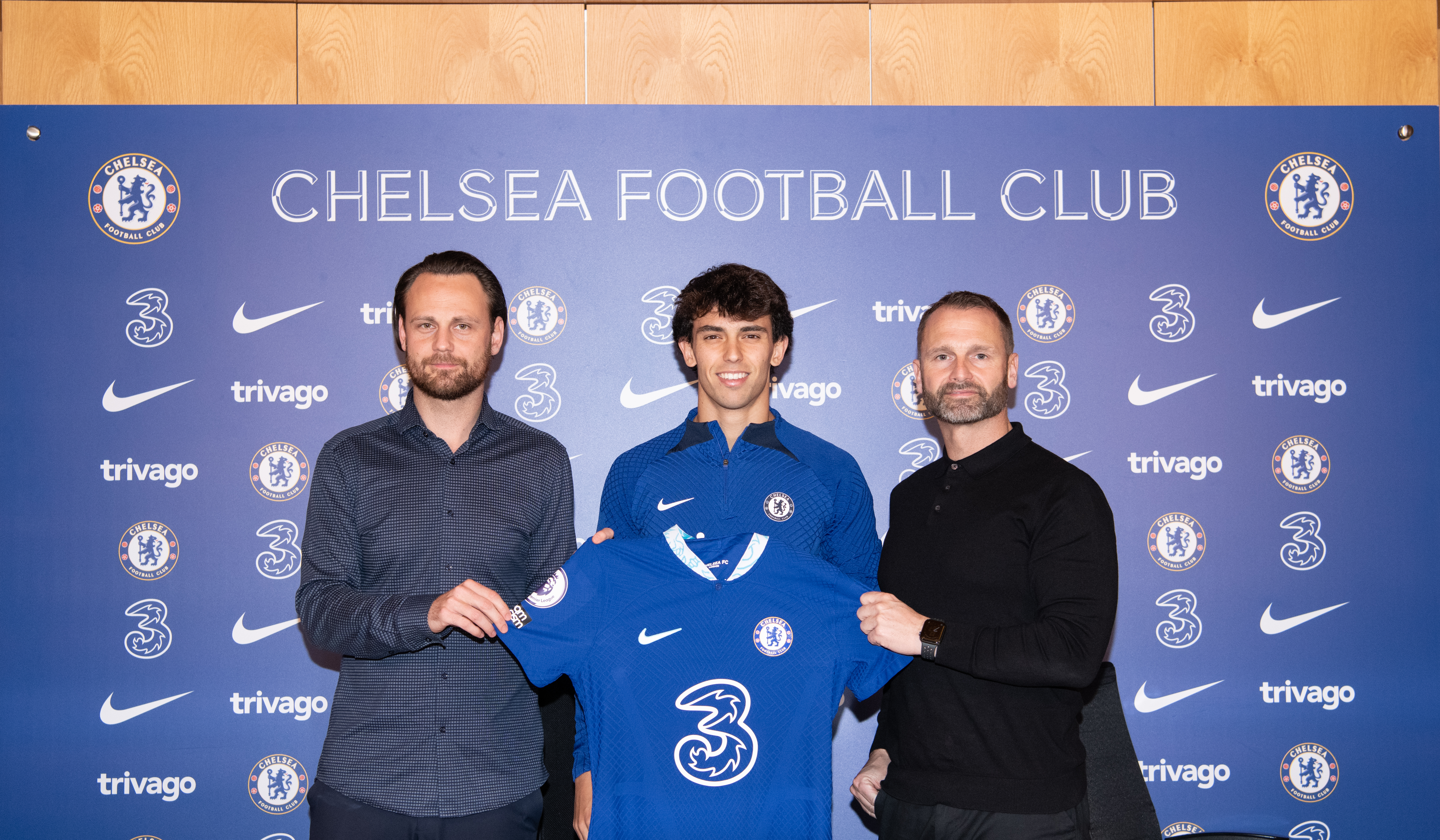 Vivell (à gauche) a recruté plusieurs joueurs - dont Joao Felix - au cours de son court passage à Chelsea