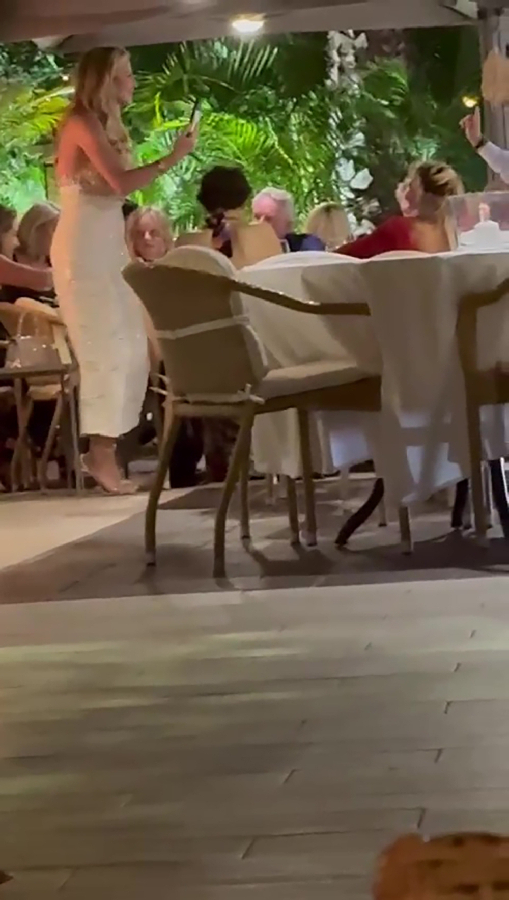 Le magnat du soutien-gorge, 52 ans, a été aperçu avec des amis dans un restaurant chic