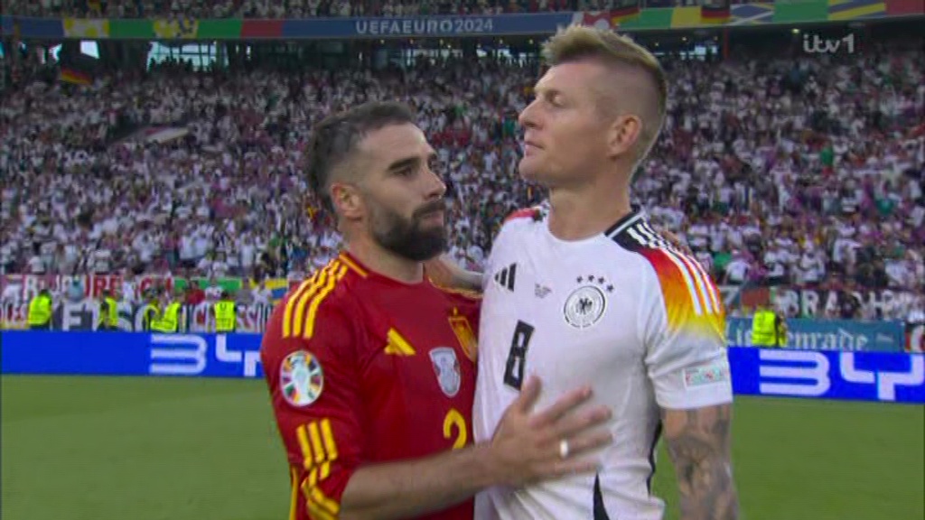 Kroos a été consolé par son coéquipier du Real Madrid, Dani Carvajal, à la fin du match