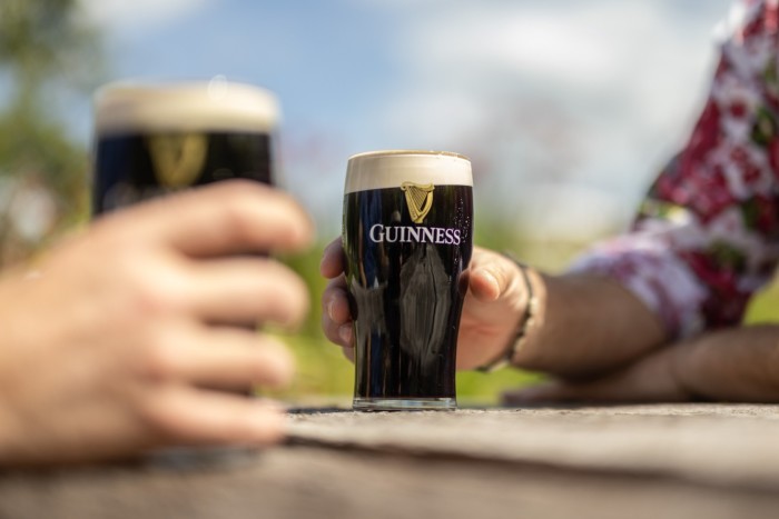 Des clients boivent des pintes de Guinness dans un pub du Sussex