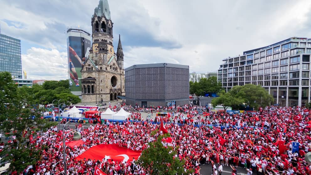 De nombreux supporters se rassemblent sur la Breitscheidplatz avant le match entre les Pays-Bas et la Turquie