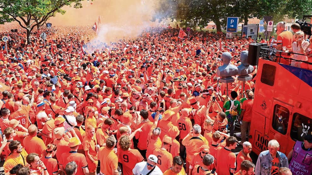 Des dizaines de milliers de personnes en orange participaient à la marche des supporters vers le stade olympique