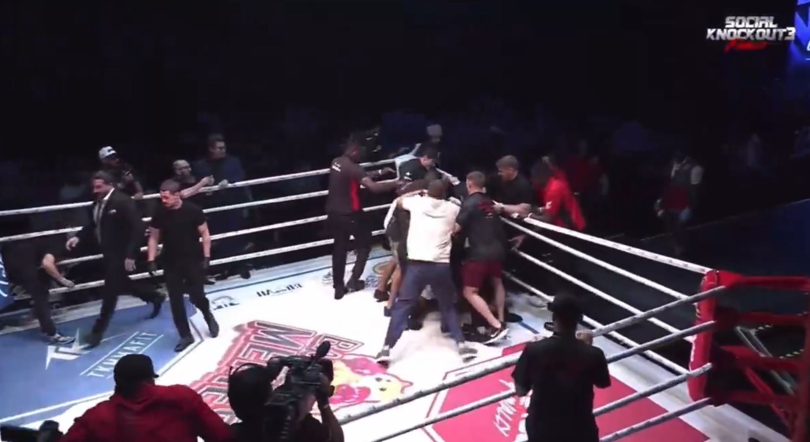 La sécurité est montée sur le ring pour séparer les combattants de Social Knockout 3