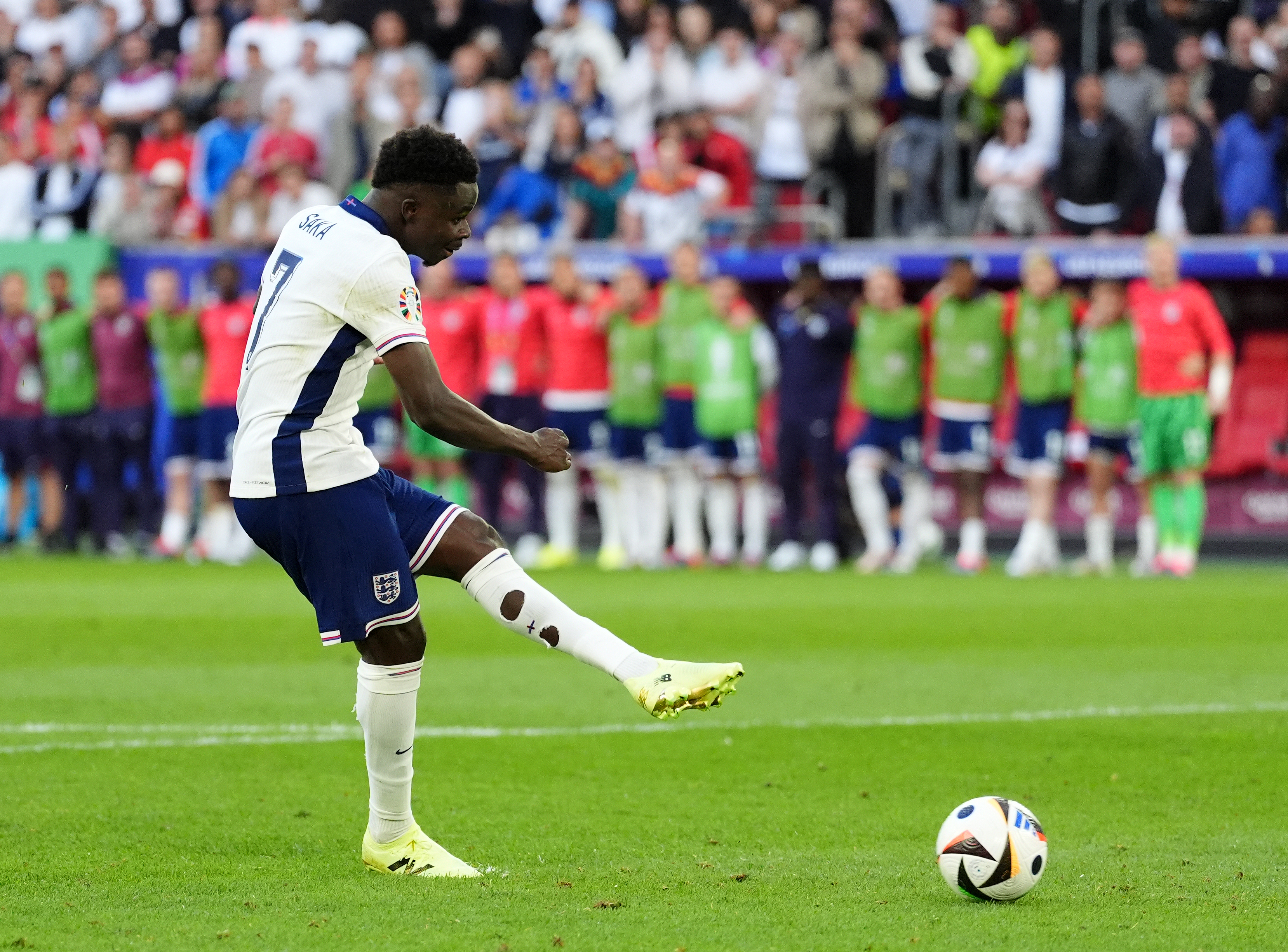 Le courageux Saka a inscrit son penalty pour aider l'Angleterre à atteindre une autre demi-finale