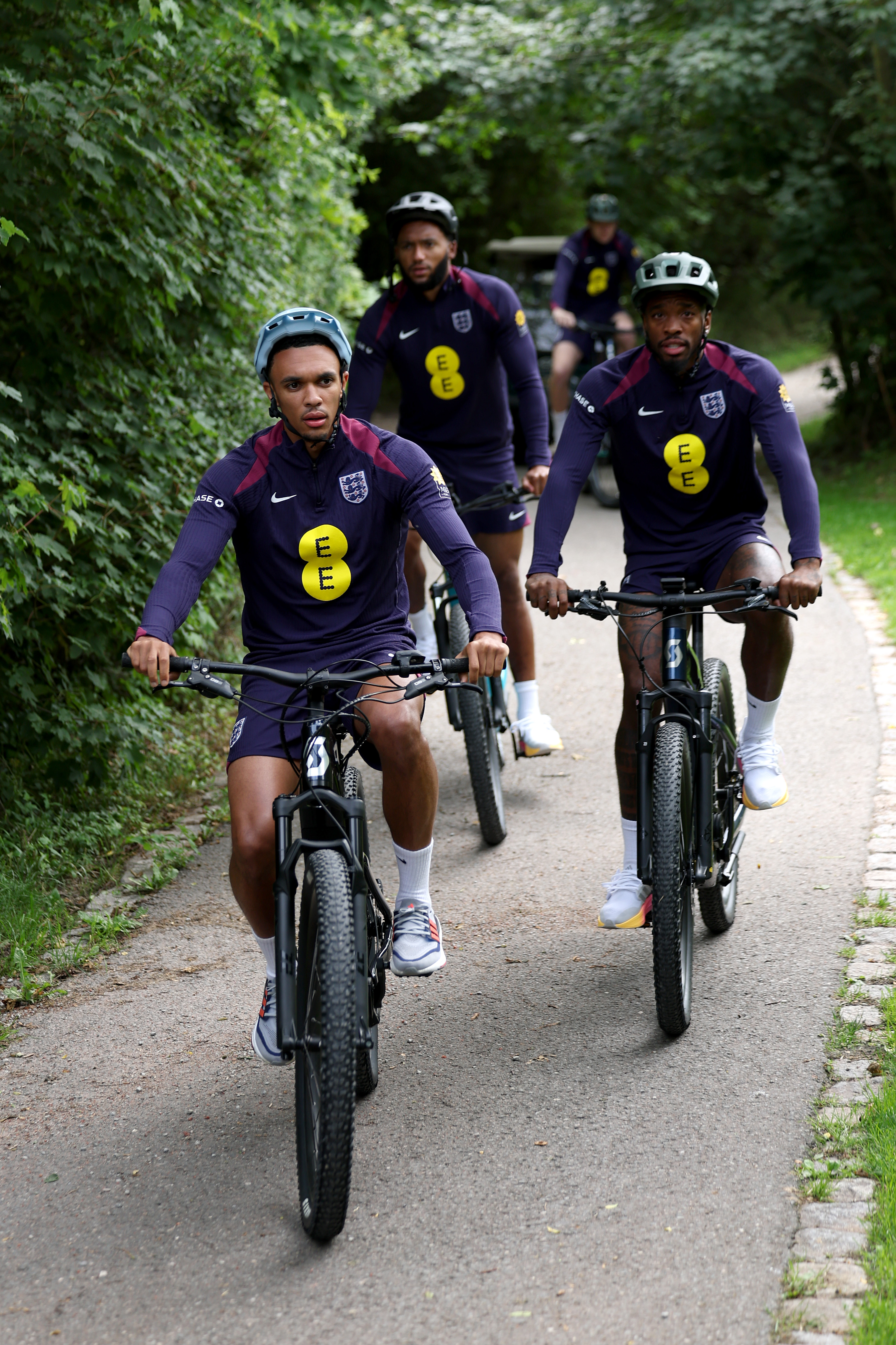 Trent Alexander-Arnold et Ivan Toney ont fait du vélo autour du camp de l'équipe d'Angleterre