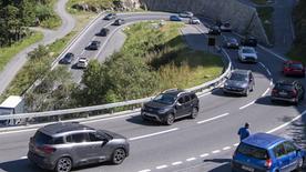 Circulation routière à proximité du tunnel routier du Saint-Gothard en Suisse.  Le nouveau contrat de police réglemente également la coopération transfrontalière dans la poursuite des infractions au code de la route.