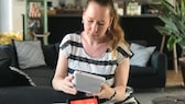 Rita, rédactrice en chef du TECHBOOK, avec l'Echo Show 5