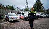 La policière Thessa patrouille à proximité du commissariat d'Overbosch à La Haye.