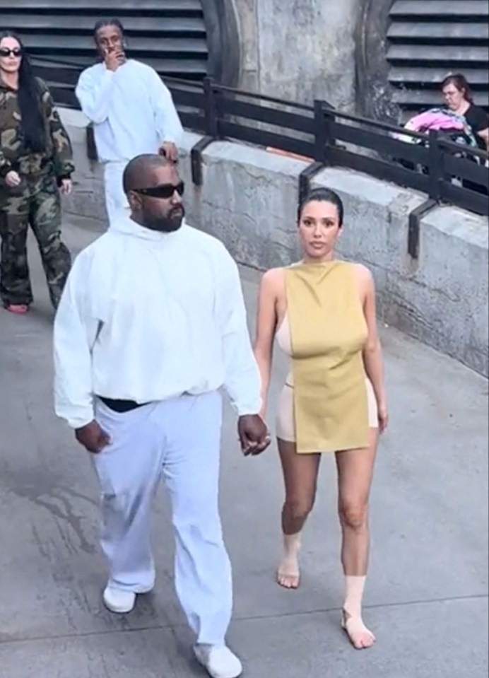 Kanye et Bianca ont visité Disneyland en avril alors qu'un psychologue affirmait que les adultes pourraient faire des choses enfantines pour échapper à la réalité