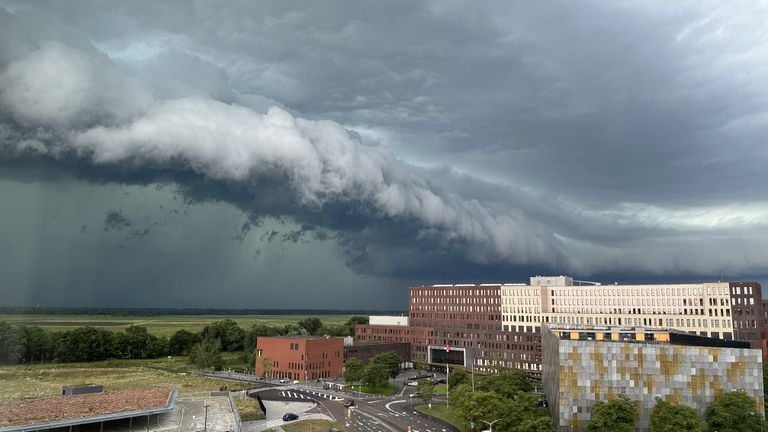 Derrière le nuage, les averses commencent vraiment, comme ici à Den Bosch (photo : Lianne Verhoeven)