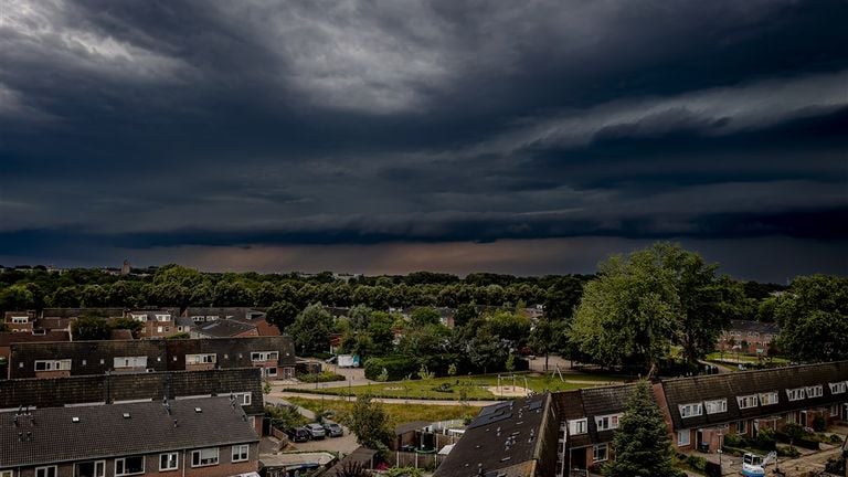 Nuages ​​sombres au-dessus d’Oosterhout (photo : Marcel van Dorst/SQ Vision).