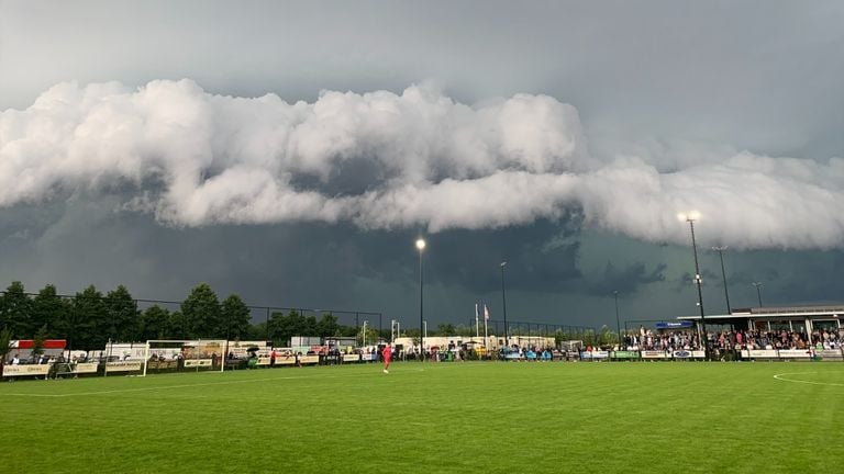 Cela ne surprendra personne que le match entre Willem II et Quick Boys à Oisterwijk ne se soit pas terminé mardi soir (photo : Joep Staats).