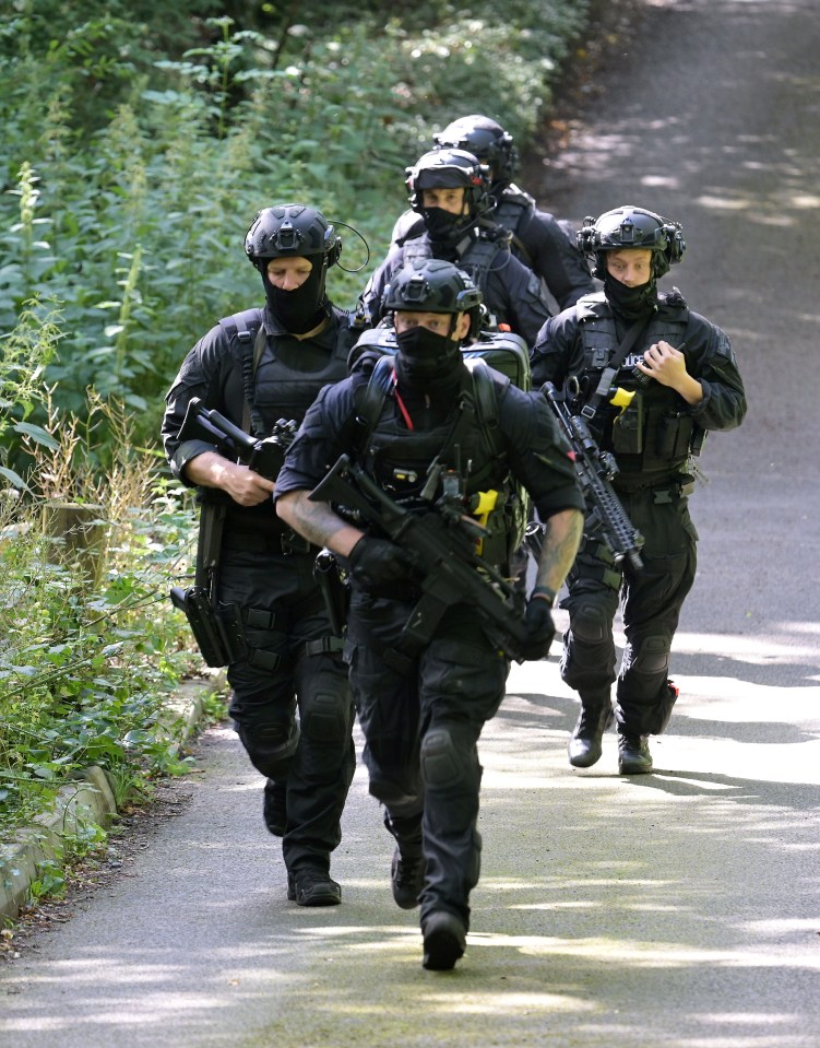 La police armée a pris d'assaut le cimetière lors d'une chasse à l'homme aujourd'hui