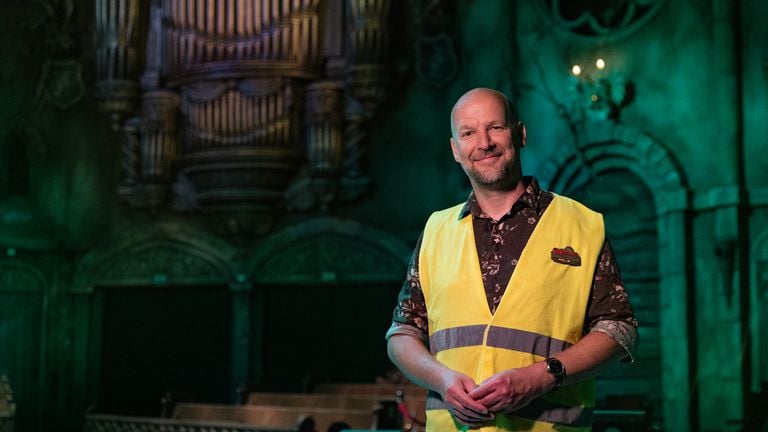 Jeroen Verheij avec l'orgue en arrière-plan (photo : De Efteling).