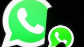 Logo WhatsApp sur fond noir : symbole pour les discussions vocales en groupe