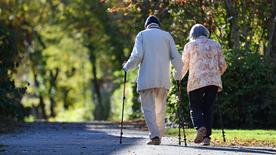 Vieux couple marié - retraités - mari et femme se promènent avec des bâtons de marche nordique, pris le 5 mars 2024