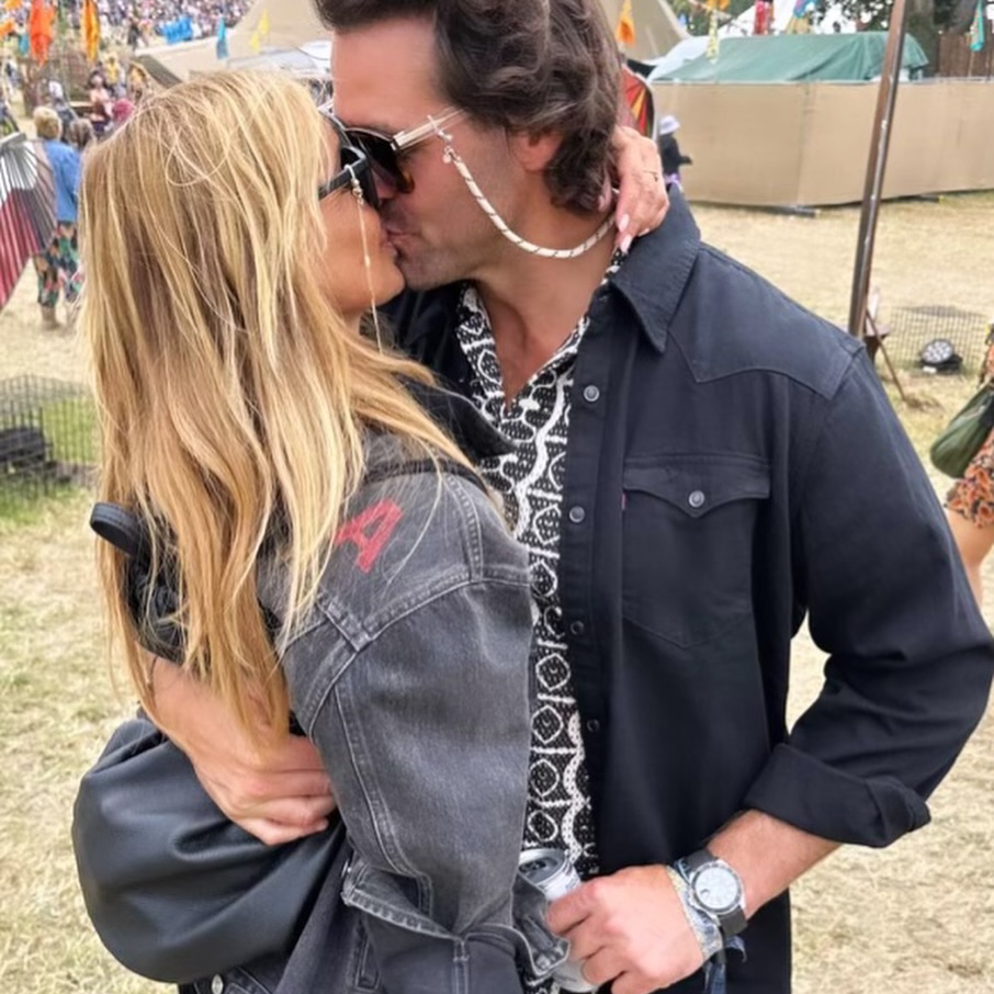 Le couple amoureux a partagé un baiser à Glastonbury