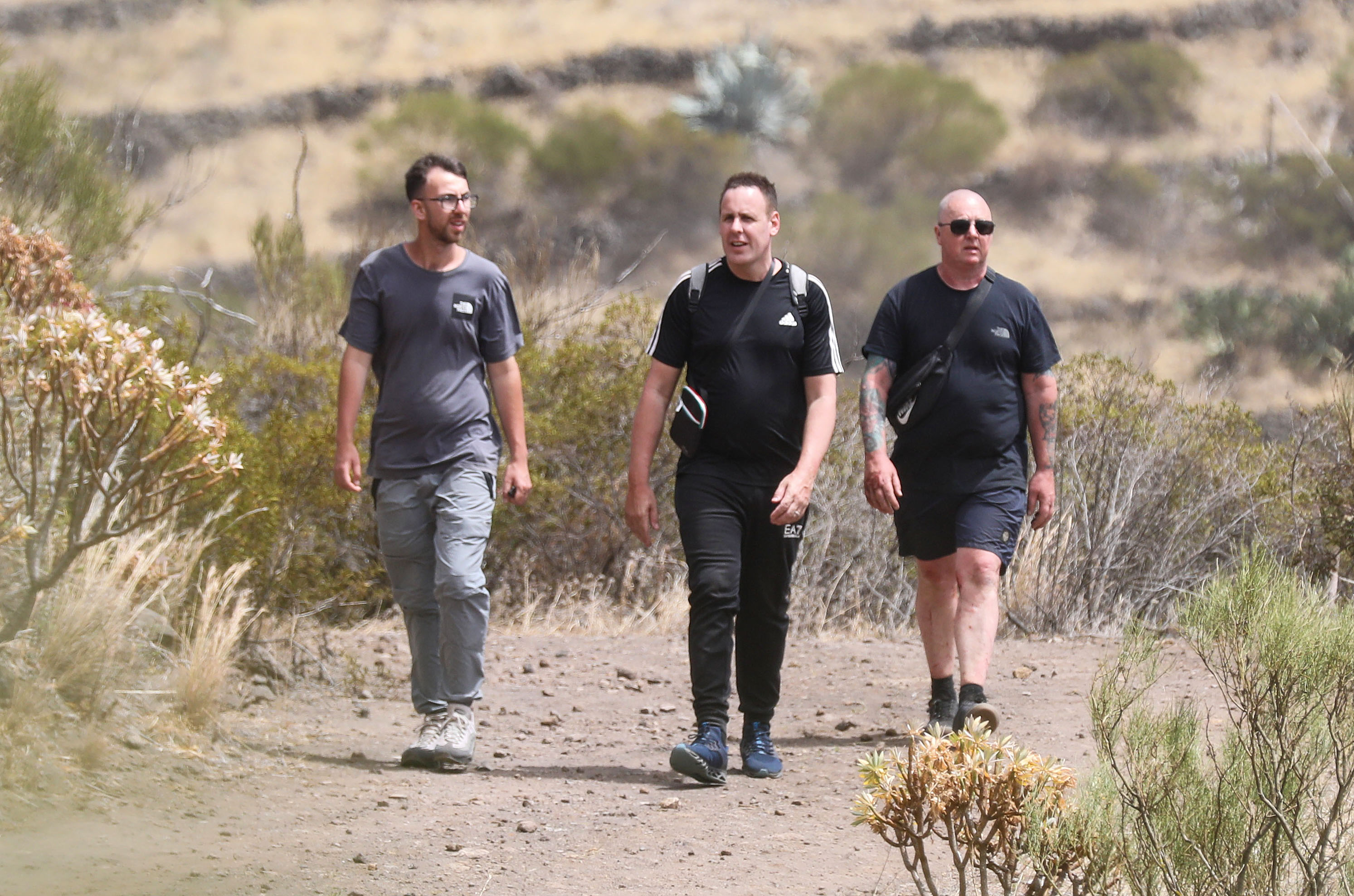 Le père de Jay Slater, Warren, son frère Zak et son oncle Glen ont fouillé la zone près de l'endroit où le téléphone de l'adolescent a sonné pour la dernière fois pendant des semaines.