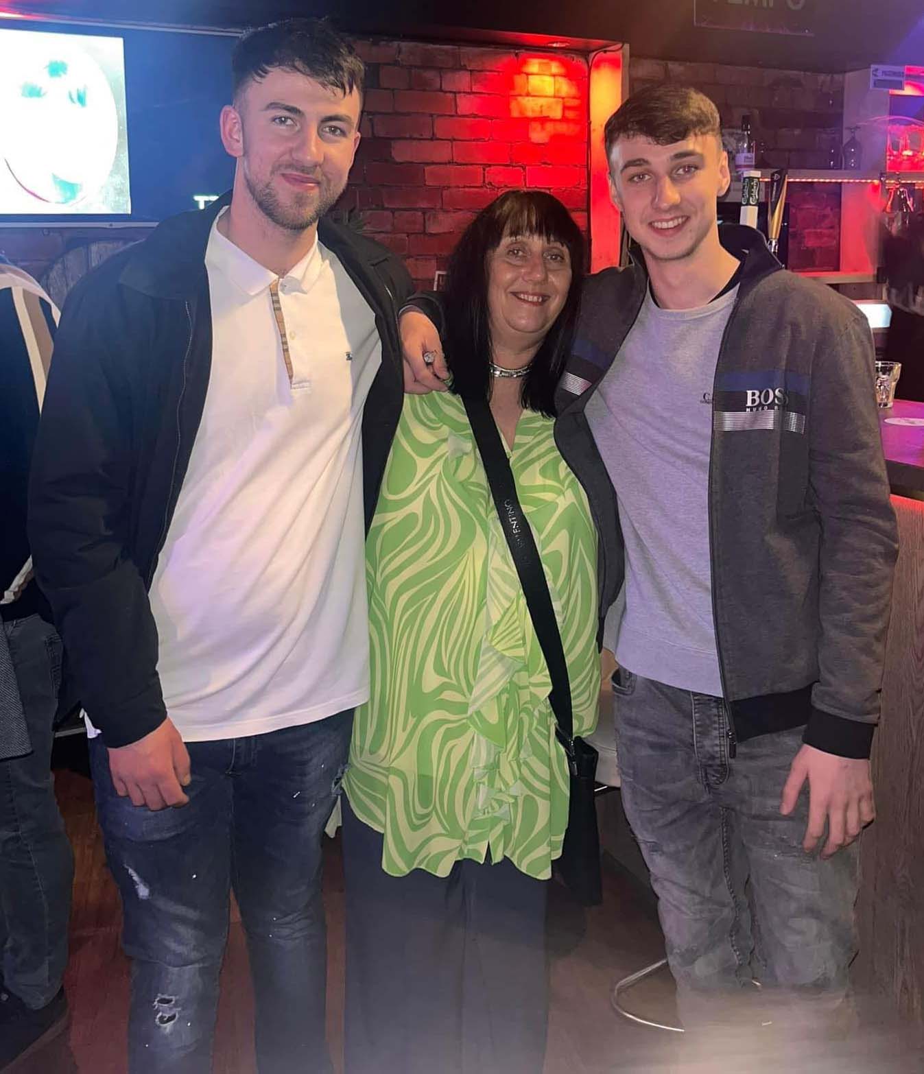 Jay avec sa mère Debbie Duncan et son frère aîné Zak Slater