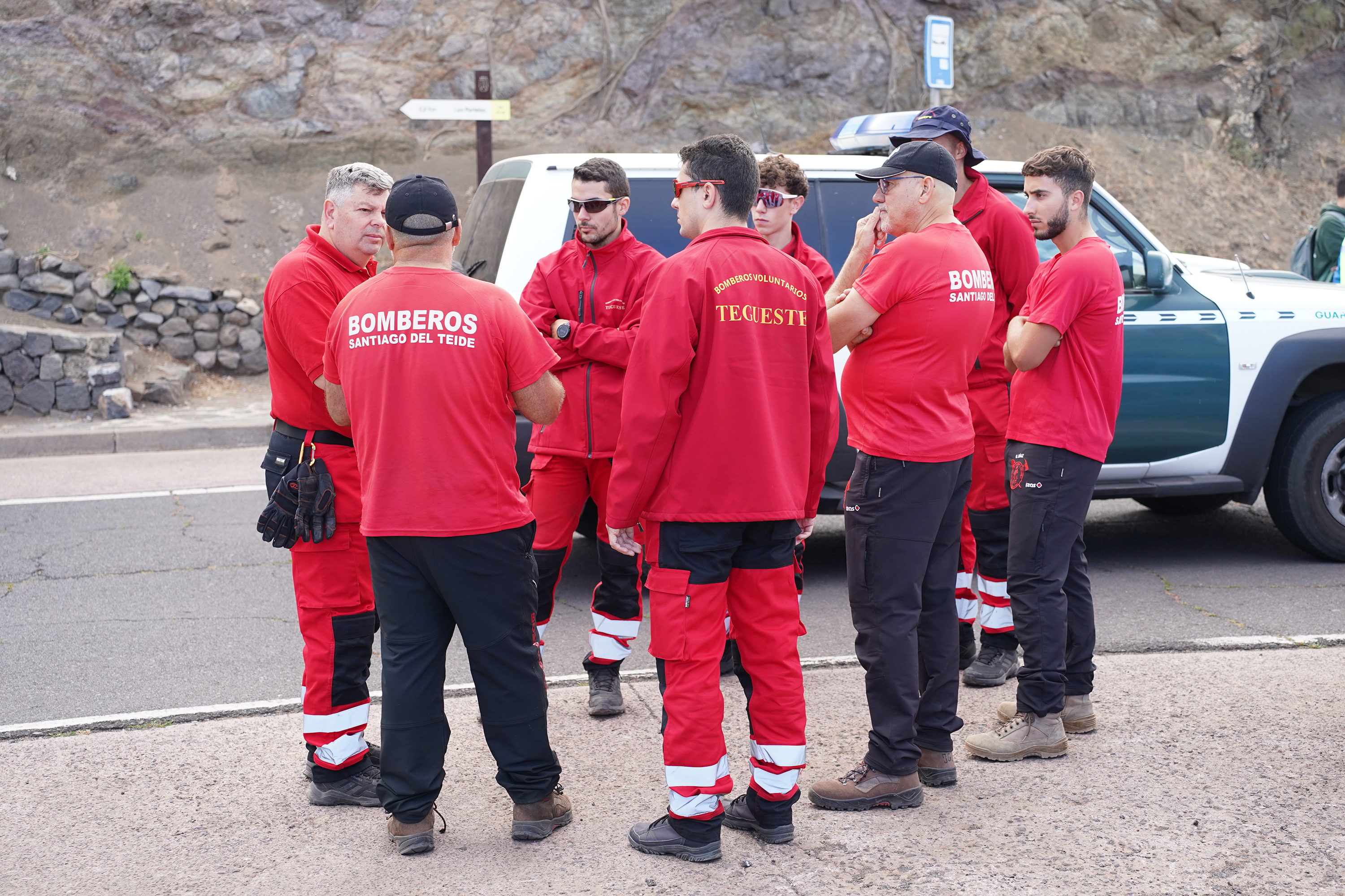 Des dizaines de soldats lors de la recherche macroscopique de Jay à Tenerife