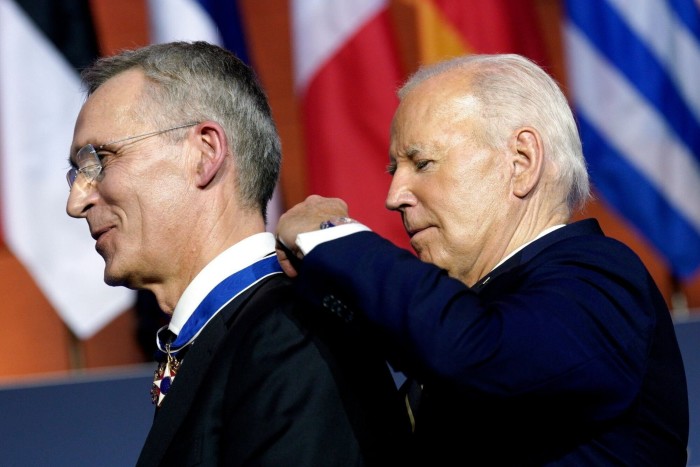 Joe Biden, à droite, remet la médaille présidentielle de la liberté au secrétaire général de l'OTAN, Jens Stoltenberg, à Washington, le 9 juillet 2024