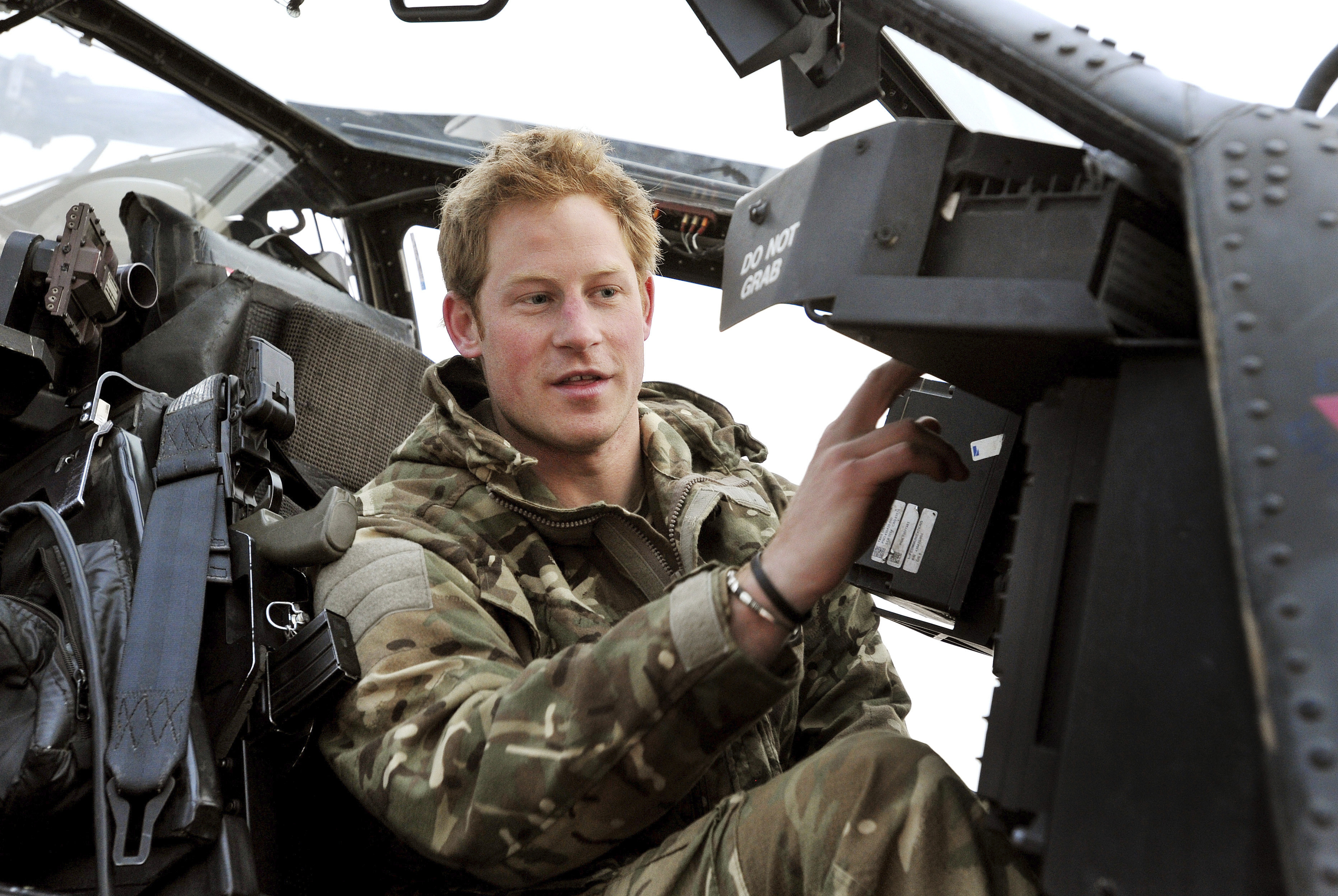 Harry effectue des vérifications matinales avant le vol sur la ligne de vol, depuis Camp Bastion, dans le sud de l'Afghanistan, en 2012