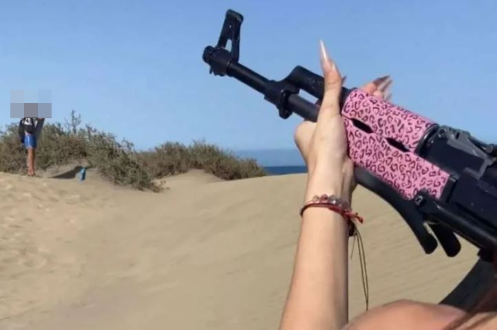 Au moment où la femme a pointé l'arme sur un homme qui se tenait à distance