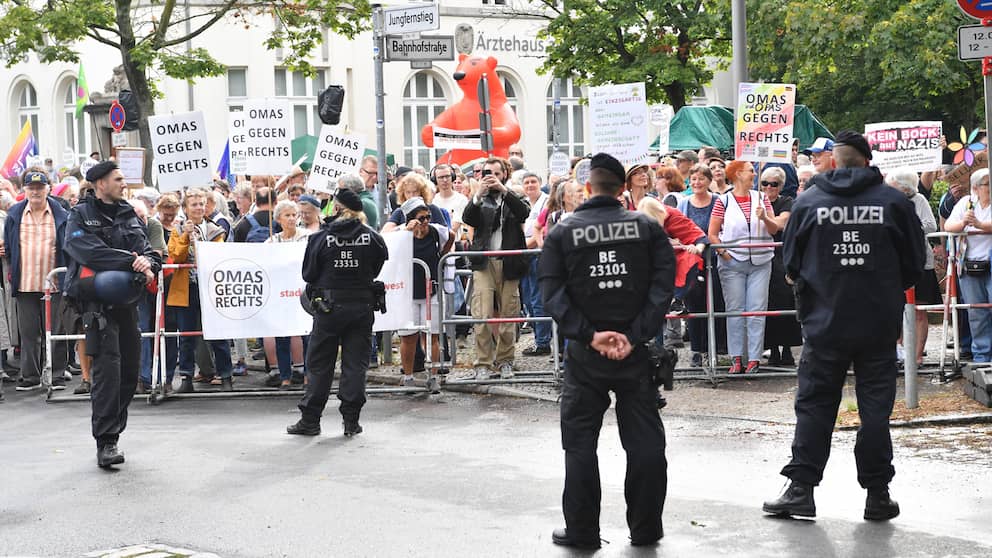 Environ 600 personnes manifestent contre un spectacle de l'extrémiste de droite autrichien Martin Sellner