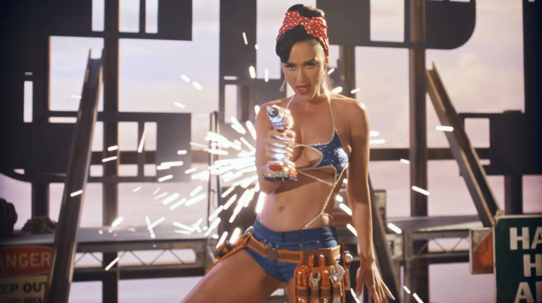 Katy Perry fait du bricolage dans son dernier clip